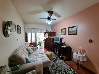 Sala de estar com sofá e móveis de madeira na residência.