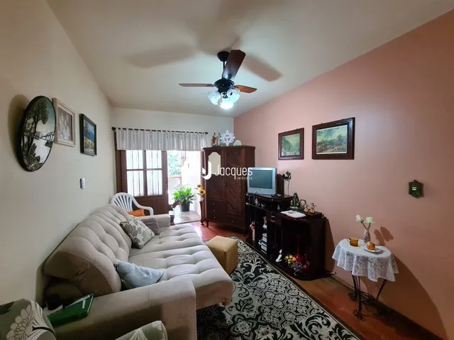 Sala de estar com sofá e móveis de madeira na residência.