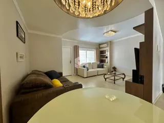 Sala de estar com sofá e decoração interna em um imóvel no Brasil.