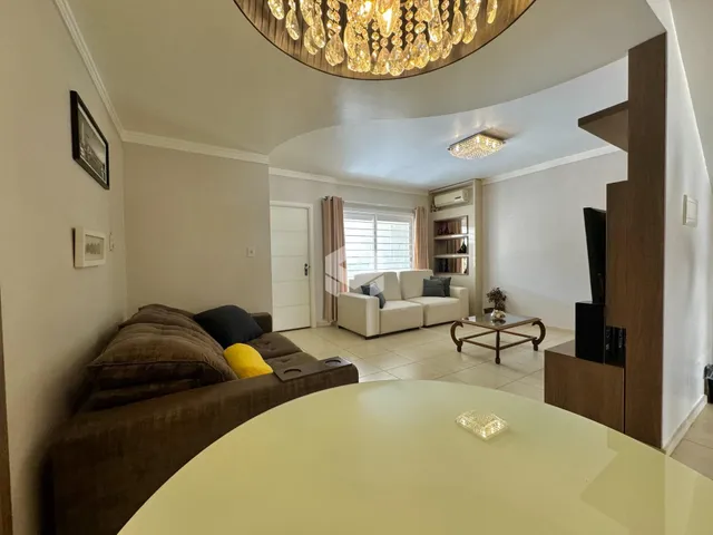 Sala de estar com sofá e decoração interna em um imóvel no Brasil.