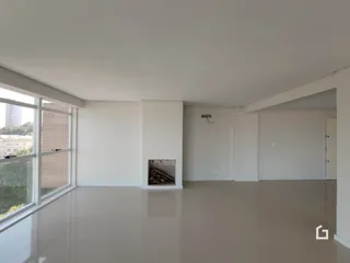 Vista interna de um ambiente claro com grande janela.