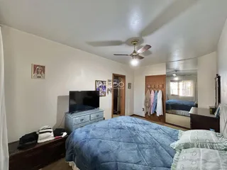 Quarto com cama e móveis de madeira.