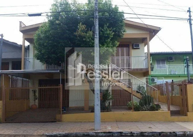 Fachada de uma casa em Lajeado, Brasil, com muro e grade de segurança.