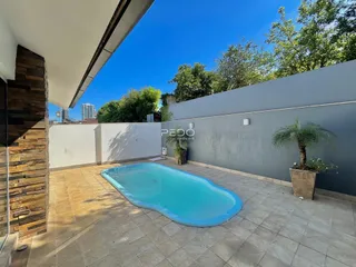 Piscina azul em área externa de um imóvel em Lajeado.