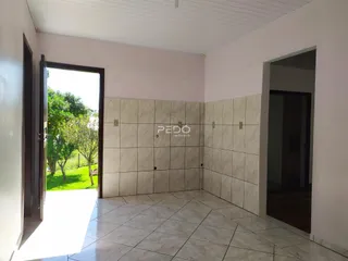 Interior de um corredor com revestimento de parede em mármore claro.
