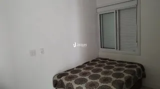Quarto com parede branca e cama visível em um imóvel.