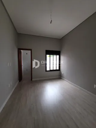 Interior de um corredor com piso de madeira clara.