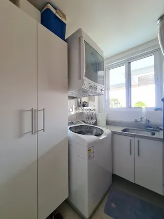 Quartos com armários brancos e janela em um ambiente interno.