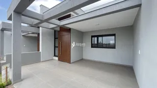 Vista da área externa coberta de uma residência em Lajeado.