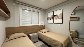 Quarto com duas camas de solteiro e cabeceiras de madeira.