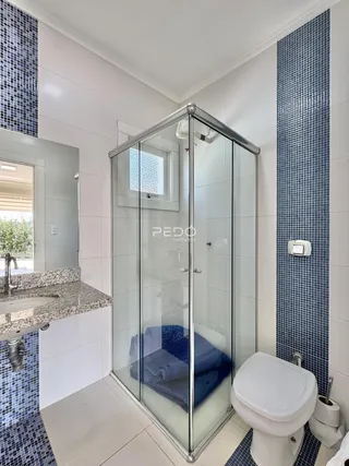 Foto de um banheiro moderno com box de vidro e revestimento azul.