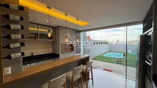 Sala de estar com vista para o jardim e piscina externa.