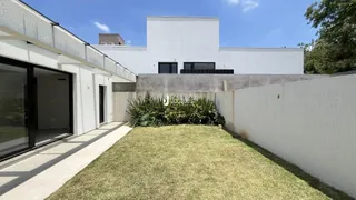 A fachada moderna de uma residência em Lajeado, Brasil, com jardim frontal.