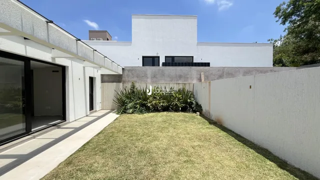 A fachada moderna de uma residência em Lajeado, Brasil, com jardim frontal.