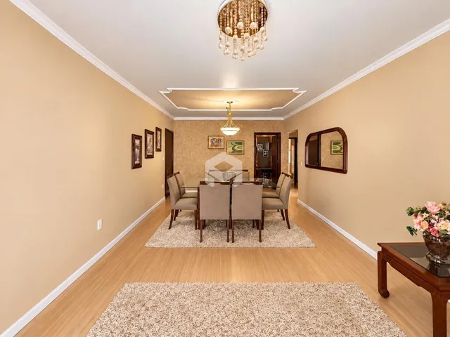 Hall de entrada com piso de madeira e decoração de sala de jantar.