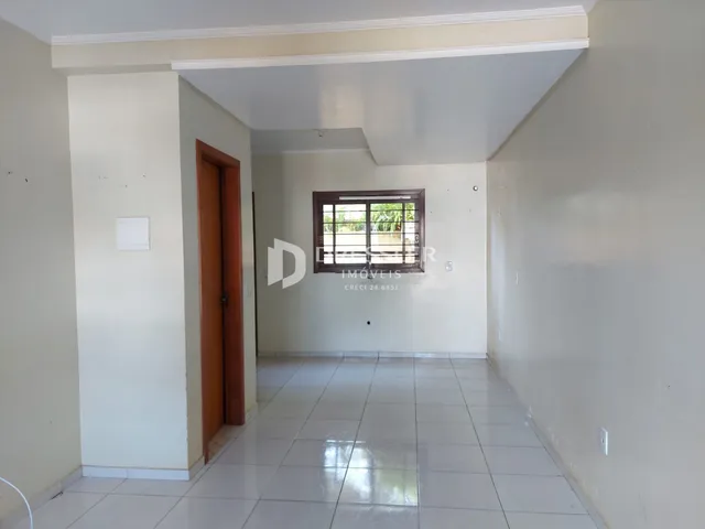 Hall de entrada com piso de cerâmica e paredes claras.