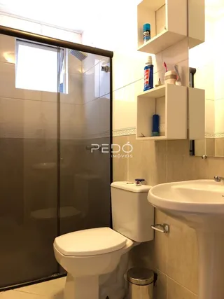 Foto de um banheiro interno com vaso sanitário e pia.