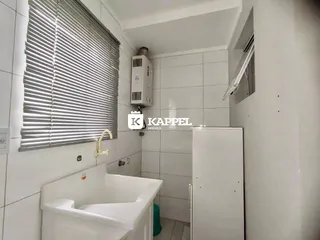 Banheiro com revestimento branco e banheira instalada.