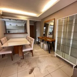 Foto de um ambiente interno com mesa e cadeiras em um imóvel.