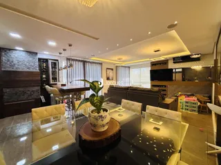 Sala de estar moderna com mesa de jantar em um apartamento.