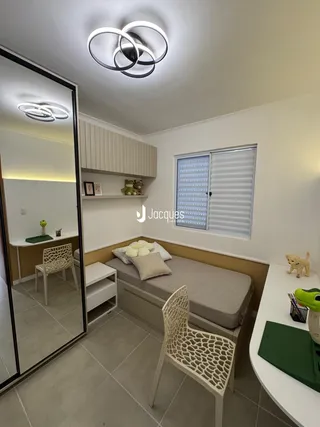 Quarto com cama e janela em apartamento no Brasil.