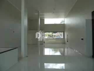 Interior de um ambiente com paredes brancas e piso claro.
