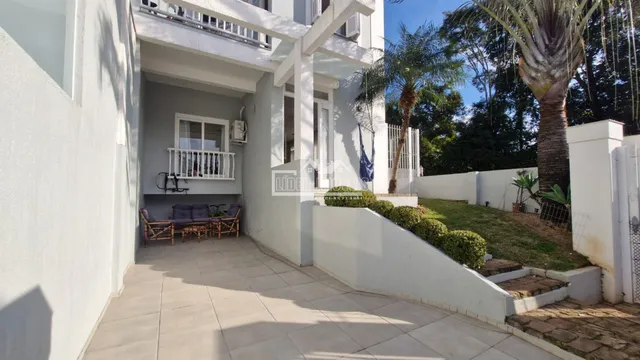 Fachada de um imóvel em Lajeado, Brasil, mostrando a entrada e o jardim.