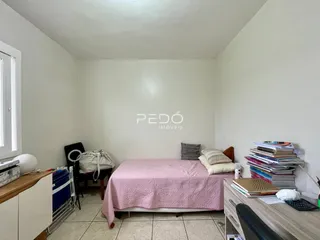 Quarto com cama e janela em um imóvel no Brasil.