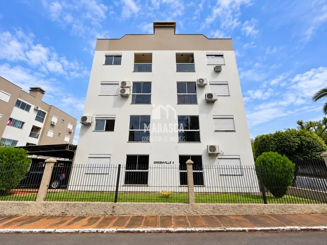 Fachada de um prédio residencial em Lajeado, Brasil, com cerca de metal.