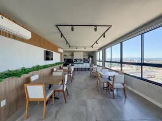 Ambiente de jantar amplo com vista panorâmica da cidade.