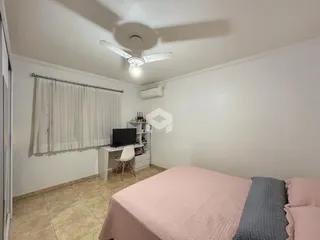 Quarto interno com cama e decoração em uma residência.