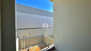 Vista externa de uma parede e grade de segurança em uma propriedade.
