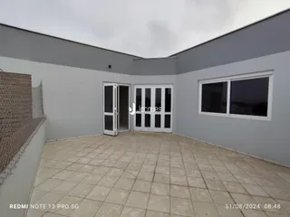 Fachada externa de uma residência em Lajeado, Brasil, com portas de vidro e piso de cerâmica.