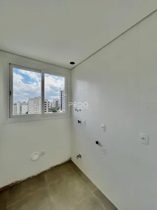 Vista interna de um corredor com janela de grande porte em um imóvel em Lajeado.