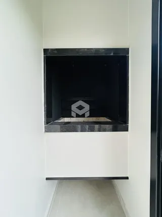 Nicho de parede com moldura escura em uma parede branca.