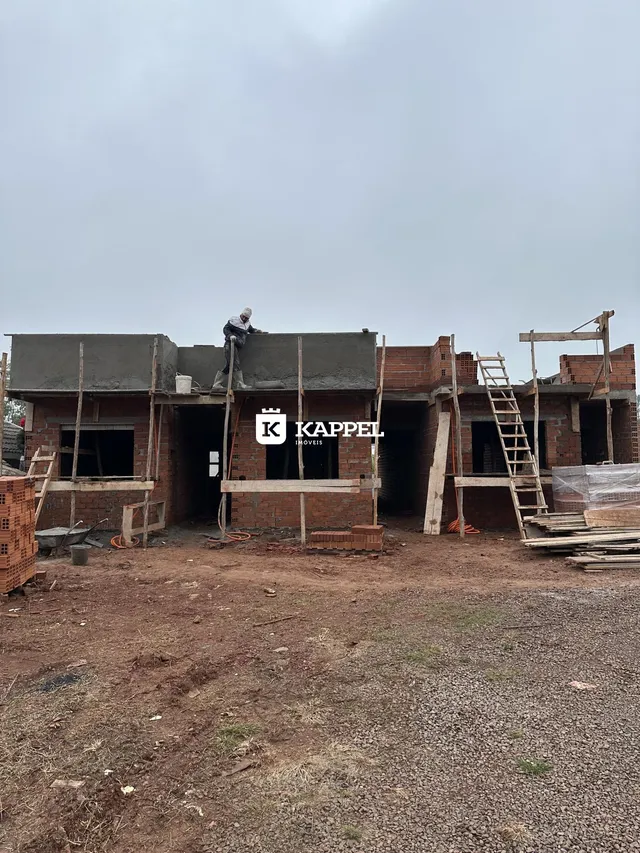 Uma construção residencial em estágio de obra é visível no terreno.