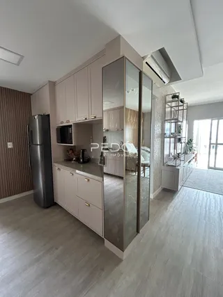 Interior de uma cozinha moderna com armários e espelho.
