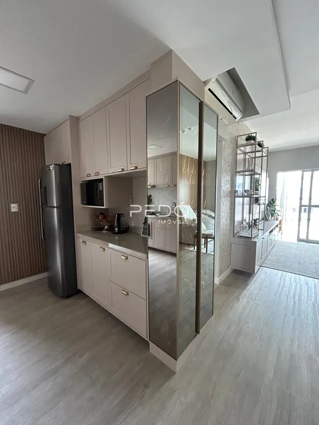 Interior de uma cozinha moderna com armários e espelho.