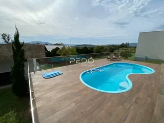 Vista da piscina e deck de madeira de uma propriedade no Lajeado.