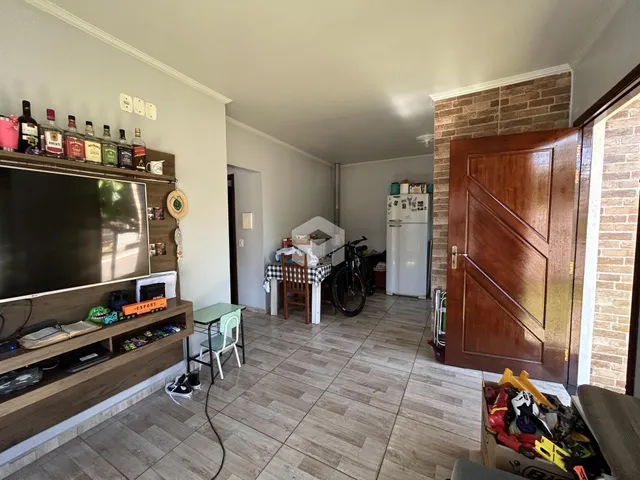 Sala de estar com parede de madeira e piso de cerâmica.