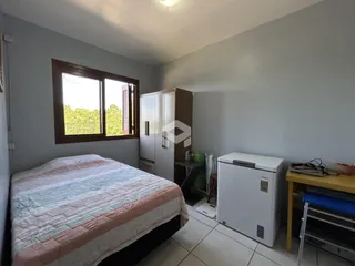 Quarto com janela e armário de madeira.
