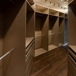 Hall de corredor com piso de madeira escura.