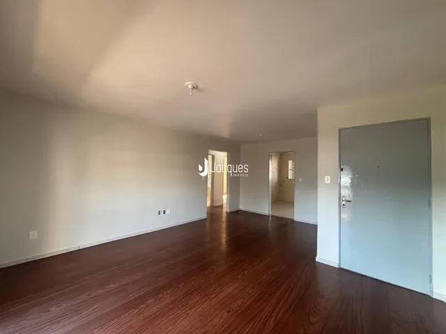 Ambiente interno com piso de madeira polida.