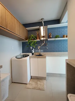Uma cozinha com armários de madeira e azulejos azuis.