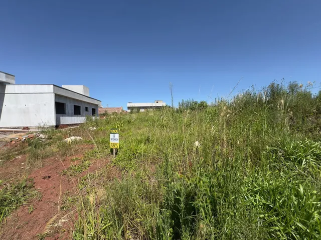 Vista externa de uma construção em Lajeado, Brasil, com vegetação alta no primeiro plano.