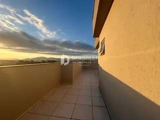 Vista da fachada de um imóvel em Lajeado, Brasil, com vista para o horizonte ao pôr do sol.