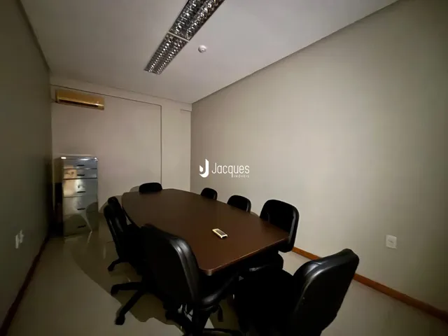 Foto de um ambiente interno com mesa de jantar e armário em um imóvel.