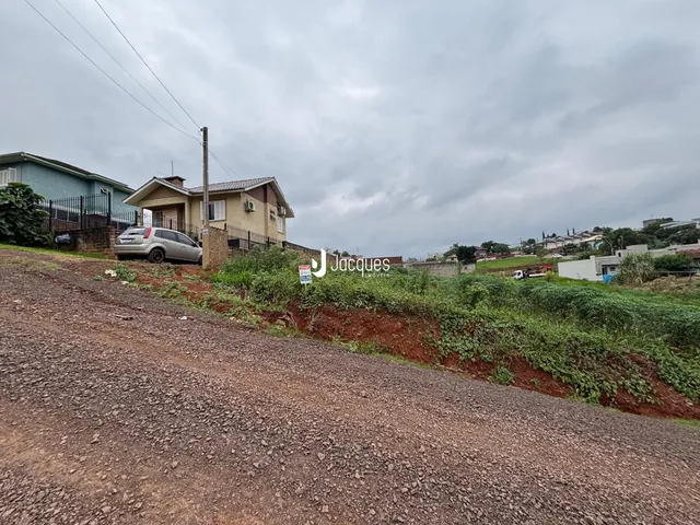 Foto da fachada de uma casa em Lajeado, Brasil, com terreno inclinado.