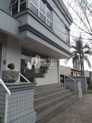 Fachada de um imóvel residencial em Lajeado, Brasil, com escadaria de acesso.