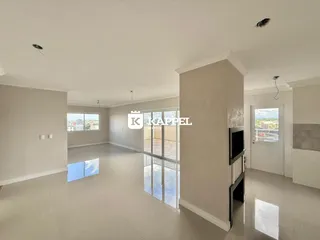 Sala ampla com piso claro e grandes janelas que oferecem vista.